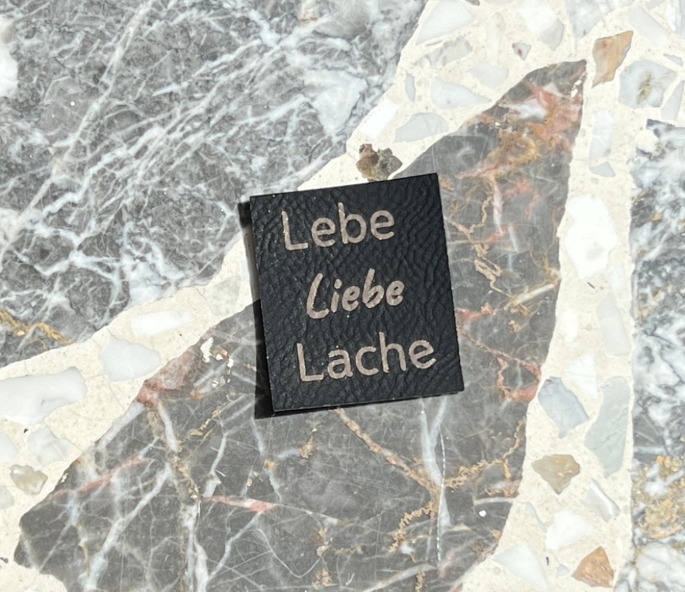 Kunstlederlabel Schwarz - Gold Lebe Liebe Lache